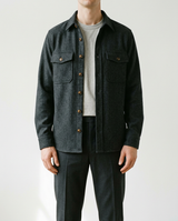 Surchemise en laine anthracite portée ouverte sur un t-shirt gris